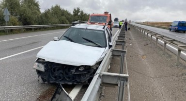 Kontrolden çıkan otomobil bariyerlere çarptı: 3 yaralı