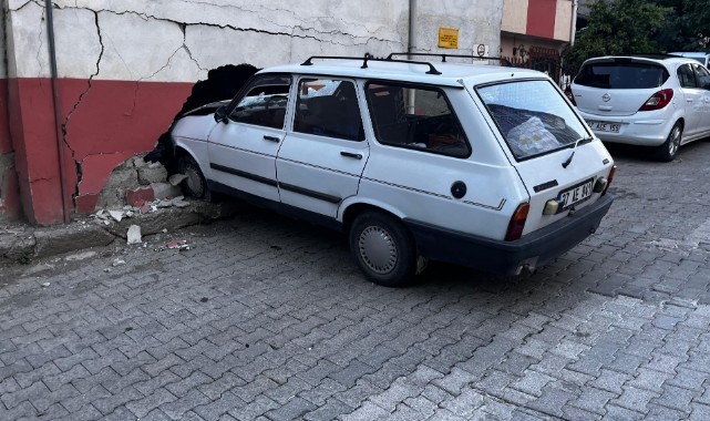 Kontrolden çıkan otomobil binaya daldı: 1 yaralı