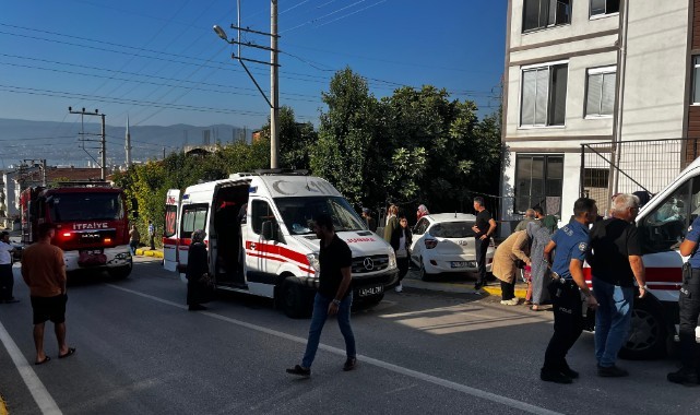 Kontrolden çıkan otomobil evin bahçesine daldı: 3 yaralı