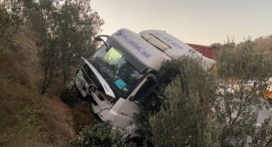 Kontrolden çıkan tır ağaçlık alana daldı, sürücü yaralandı