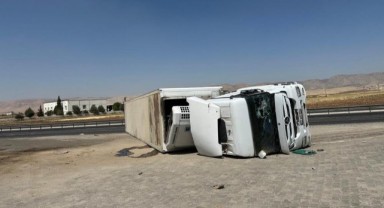 Kontrolden çıkan tır devrildi: 2 yaralı
