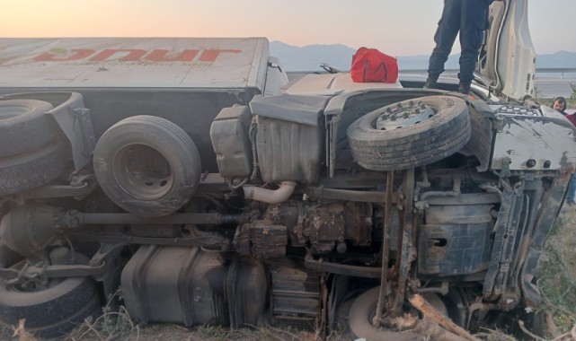 Kontrolden çıkan tır şarampole devrildi: 1 yaralı