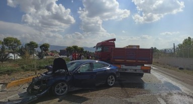 Konya'da otomobil ile tır çarpıştı: 2 yaralı