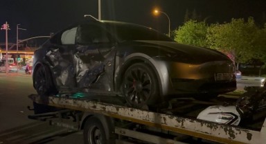 Lüks araç ile motosiklet çarpıştı: 1 ölü, 1 ağır yaralı