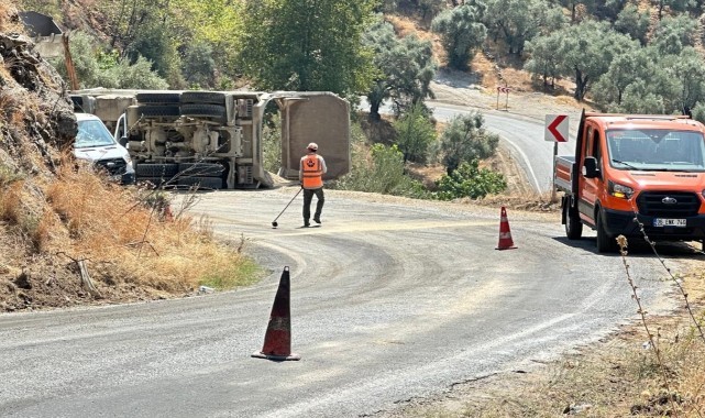 Malzeme yüklü kamyon devrildi: 1 yaralı