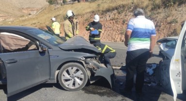 Mardin’de otomobiller çarpıştı: 2 yaralı