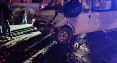 Minibüs domates yüklü traktöre çarptı: 10 yaralı