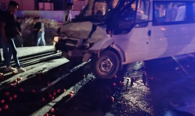 Minibüs domates yüklü traktöre çarptı: 10 yaralı