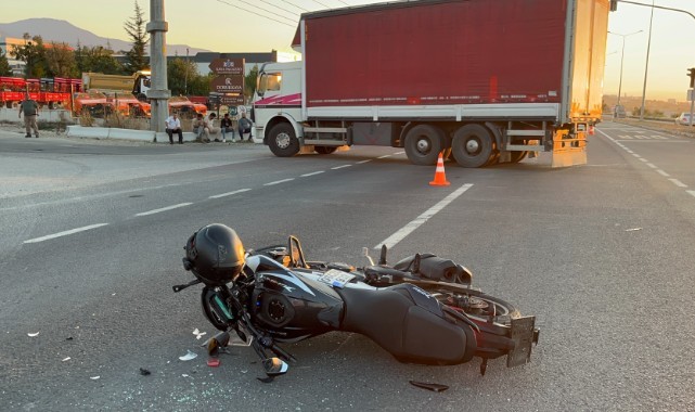 Motosiklet yolcu minibüsüne çarptı: 1 yaralı