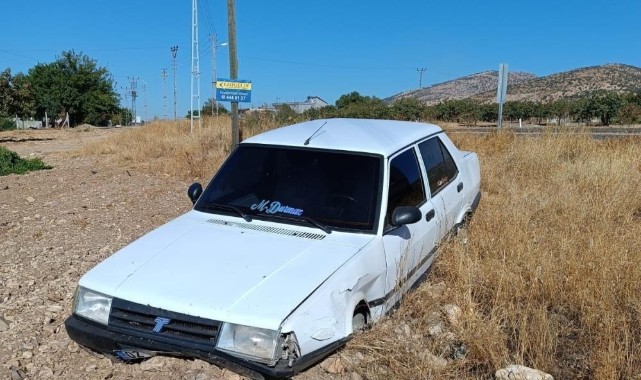 Ön tekeri çıkan otomobil tarlaya girdi: 1 yaralı