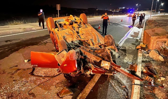 Otomobil aydınlatma direğine çarptı: 3 kişi yaralandı