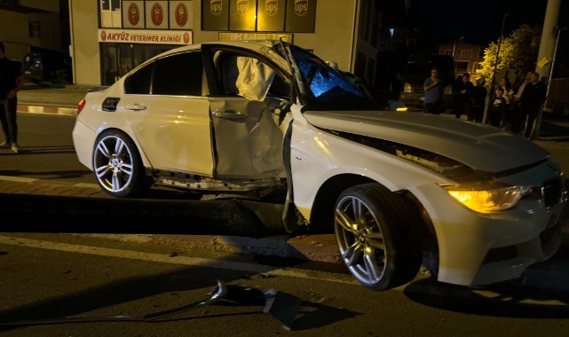 Otomobil aydınlatma direğine çarptı, sürücü kayıplara karıştı