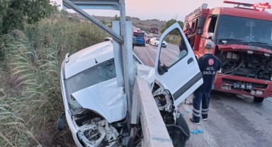 Otomobil bariyerlere ok gibi saplandı: 1 ölü, 1 yaralı
