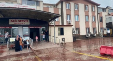 Otomobil bariyerlere ok gibi saplandı: 1 ölü, 2 yaralı