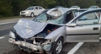Otomobil büyükbaş hayvana çarptı; 4 yaralı