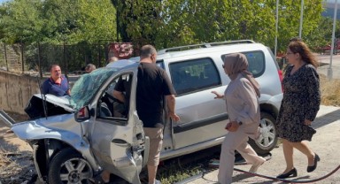 Otomobil duvara çarptı: 1 ölü, 1 yaralı