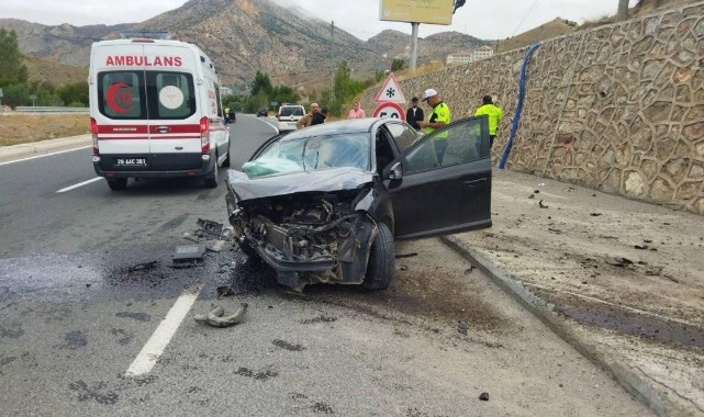 Otomobil istinat duvarına çarptı: 3 yaralı