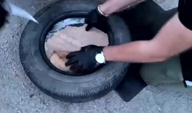 Otomobilin yedek lastiğinden uyuşturucu madde çıktı
