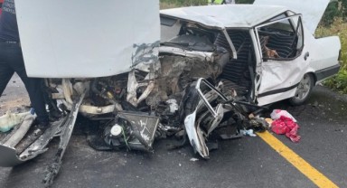 Otomobiller kafa kafaya çarpıştı: 1 ölü, 1 yaralı