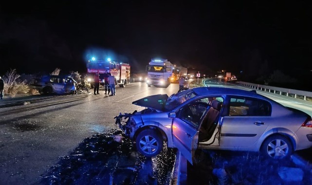 Otomobiller kafa kafaya çarpıştı: 1 ölü, 2 yaralı