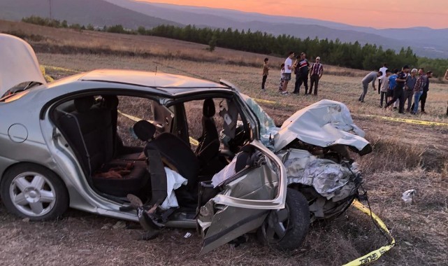 Otomobiller kafa kafaya çarpıştı: 3 ölü, 4 yaralı