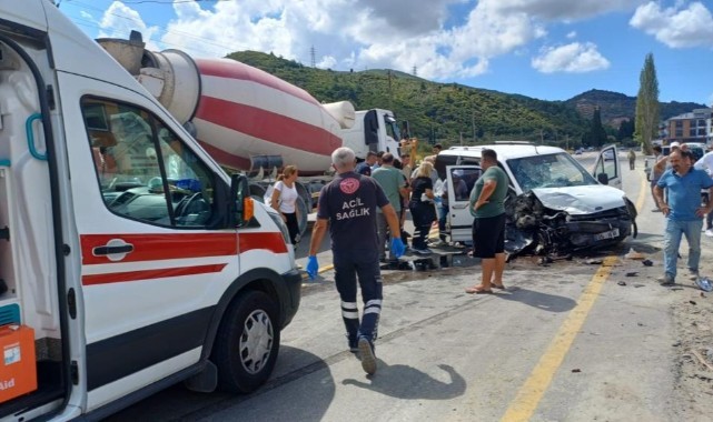 Otomobiller kafa kafaya çarpıştılar: 4 yaralı