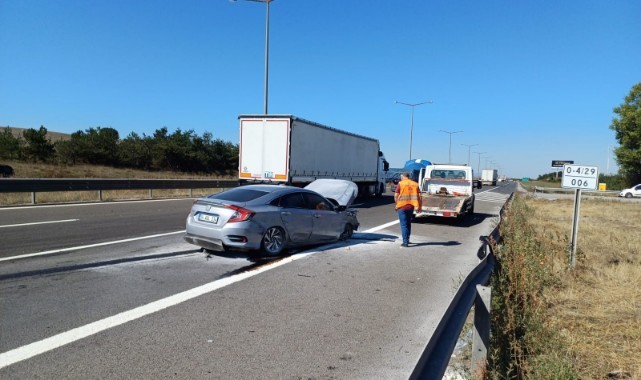 Otoyolda otomobiller çarpıştı: 3 yaralı