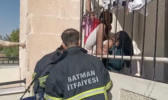 Oyun oynarken korkuluklara sıkışan çocuk kurtarıldı