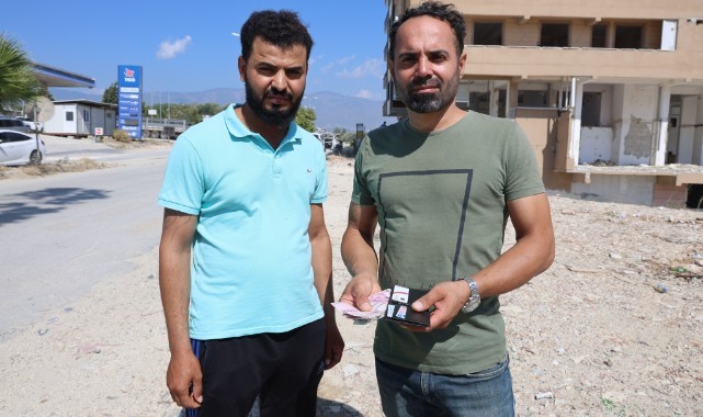 Para dolu cüzdanı sahibine teslim etti