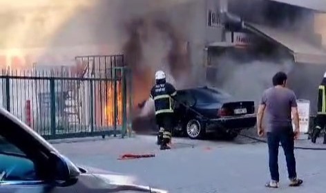 Park halindeki otomobil alevlere teslim oldu