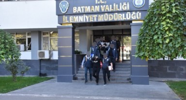 Sahte koruma kimlikli göçmen kaçakçısı yakalandı