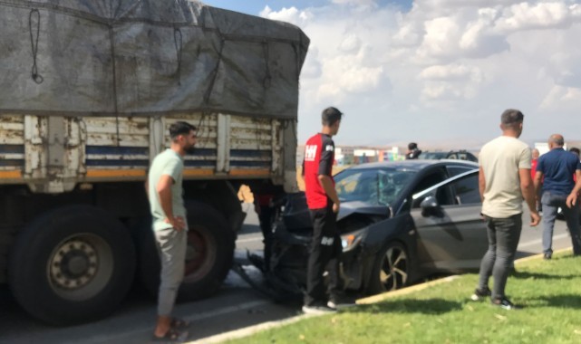 Seyir halindeki otomobil kamyonun altına girdi