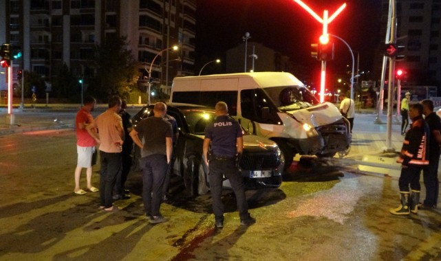 Sivil polis aracı ile cip çarpıştı: 1'i polis 4 yaralı