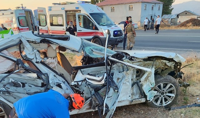 Sürüye çarpan otomobile kamyon çarptı: 1 ölü, 2 yaralı