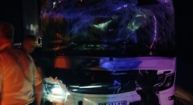 Tarsus'ta yolcu otobüsü tıra çarptı: 4 yaralı