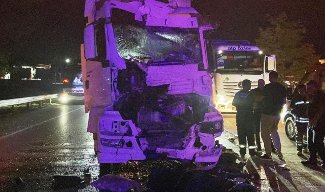 Tır kamyona arkadan çarptı, sürücü kabinde sıkıştı