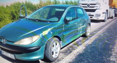 Tır otomobili sürükledi 3 yaralı