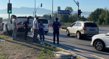 Trafik ışıklarında kaza: Otomobil takla attı