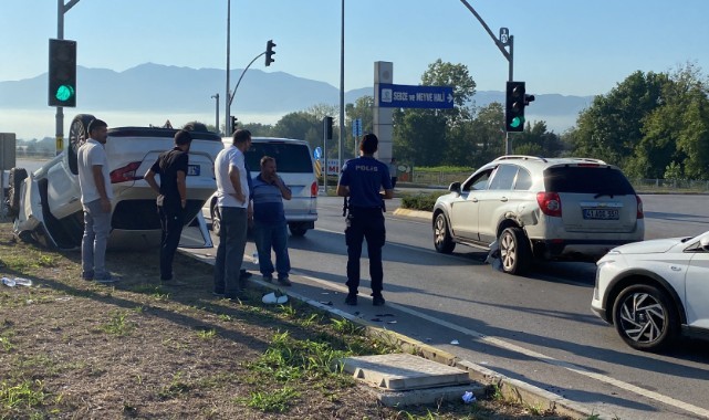 Trafik ışıklarında kaza: Otomobil takla attı