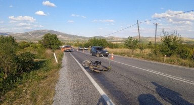U dönüşü yaparken otomobilin çarptığı motosikletli öldü