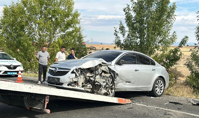 Uşak’ta iki otomobil çarpıştı: 2 ölü, 2 yaralı