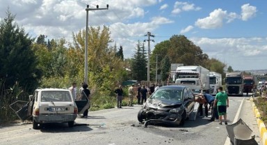 Uşak’ta otomobiller çarpıştı: 1 ölü, 4 yaralı