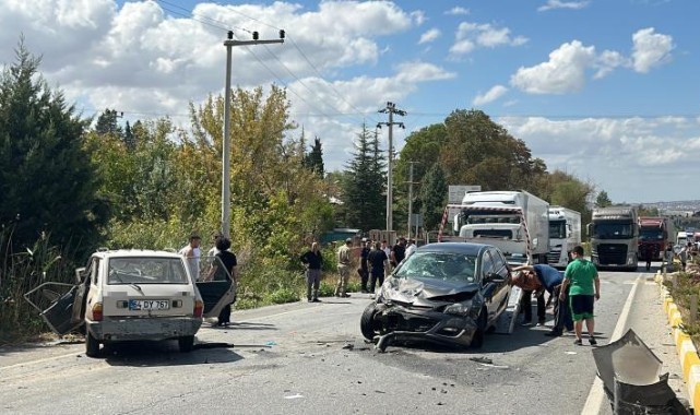 Uşak’ta otomobiller çarpıştı: 1 ölü, 4 yaralı