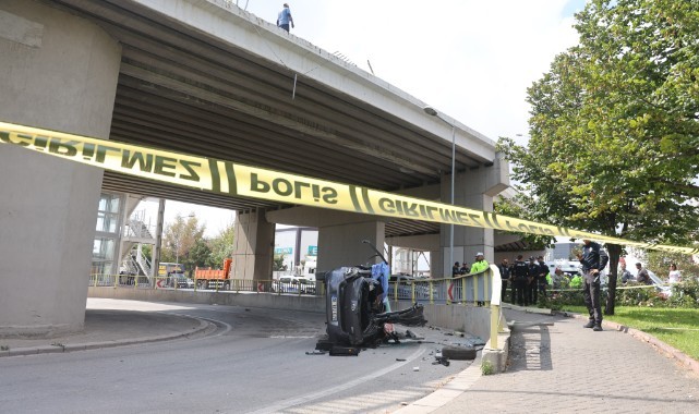 Üst geçitten aşağıya düşen otomobil sürücüsü öldü