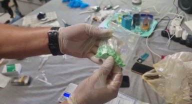 Uyuşturucu maddelerini tuvalete dökerken yakalandı