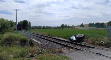 Yolcu treni hemzemin geçitte traktöre çarptı