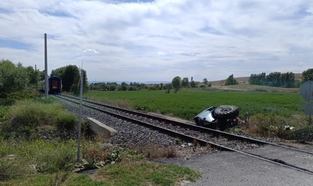 Yolcu treni hemzemin geçitte traktöre çarptı
