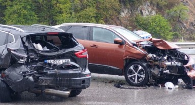 Zincirleme kazada 7 araç birbirine girdi! 1'i ağır 6 kişi yaralandı.