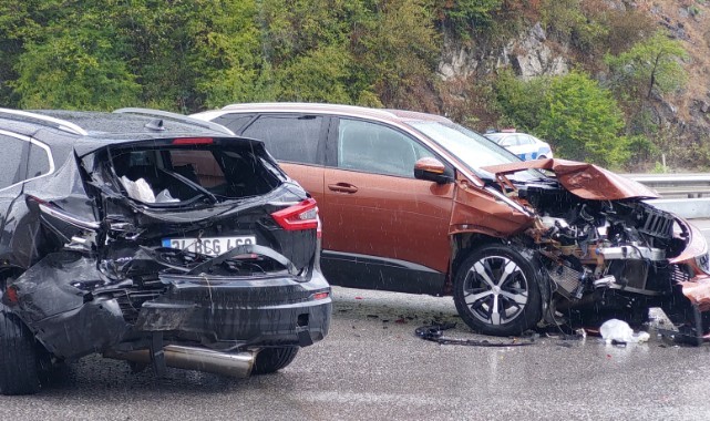 Zincirleme kazada 7 araç birbirine girdi! 1'i ağır 6 kişi yaralandı.