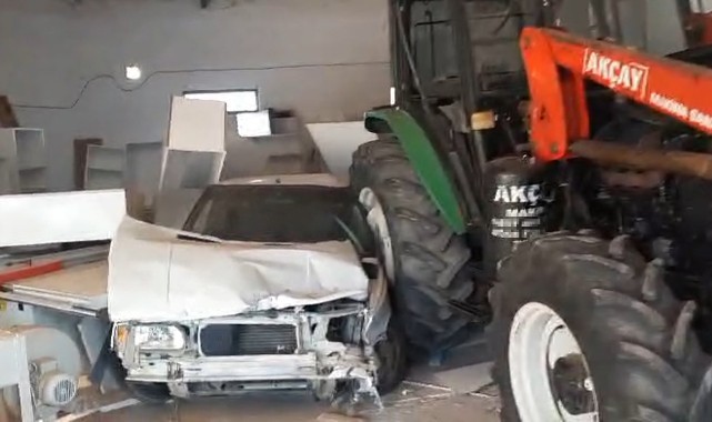 2 Otomobile çarpan traktör mobilya atölyesine daldı